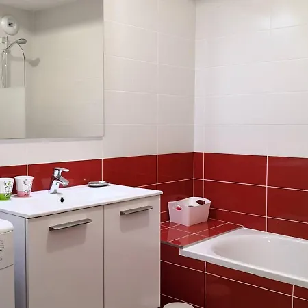 Apartment Fonctionnel Avec Balcon, A 10 Min Du Centre, Parking Gratuit, Ideal Pour 5 Personnes - Fr-1-548-3